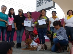 GANADORES DEL CONCURSO DE DISFRACES, JUNTO A LAS REGIDORAS, ZAIKO MOAN Y JUSTICIA JUICIO EQUIDAD